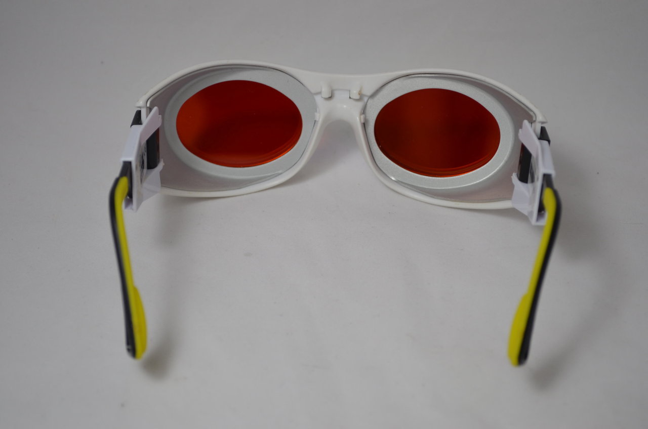 Beispielfoto einer Laserschutzbrille mit rötlichen Schutzgläsern