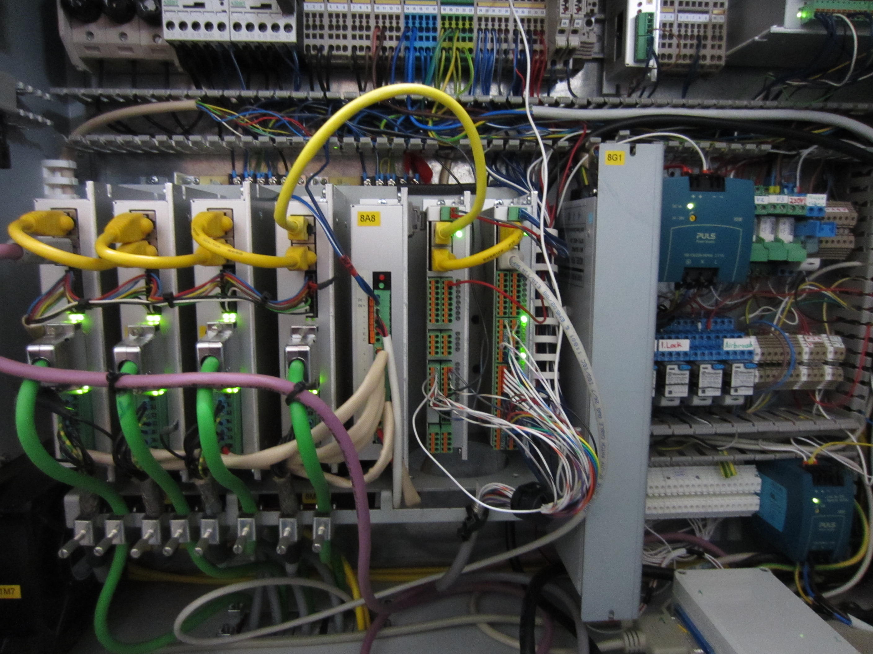 Foto von Elektronik und Kabeln in einem Schaltkasten